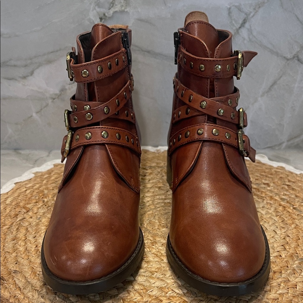 Bella Vita leather Studded Size 6.5
Clearance Price🔥